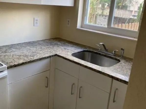 315 NW 84th Ter #315, Miami, FL 33150