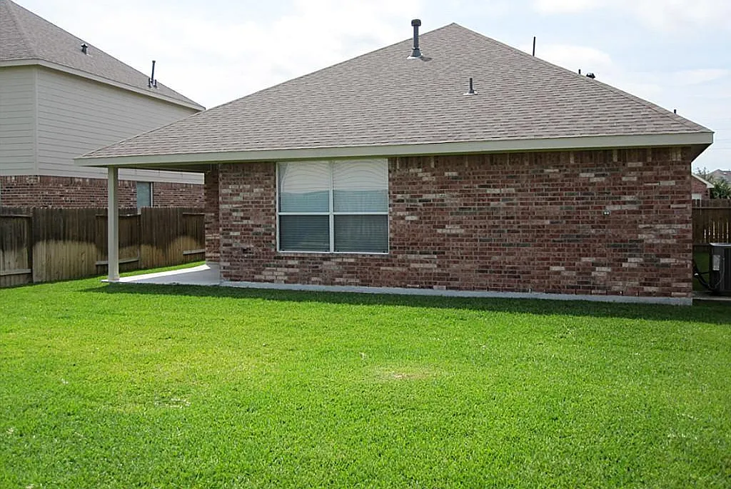 4 bed, 2.0 bath, 1960 sqft, $2,200 — Photo 2