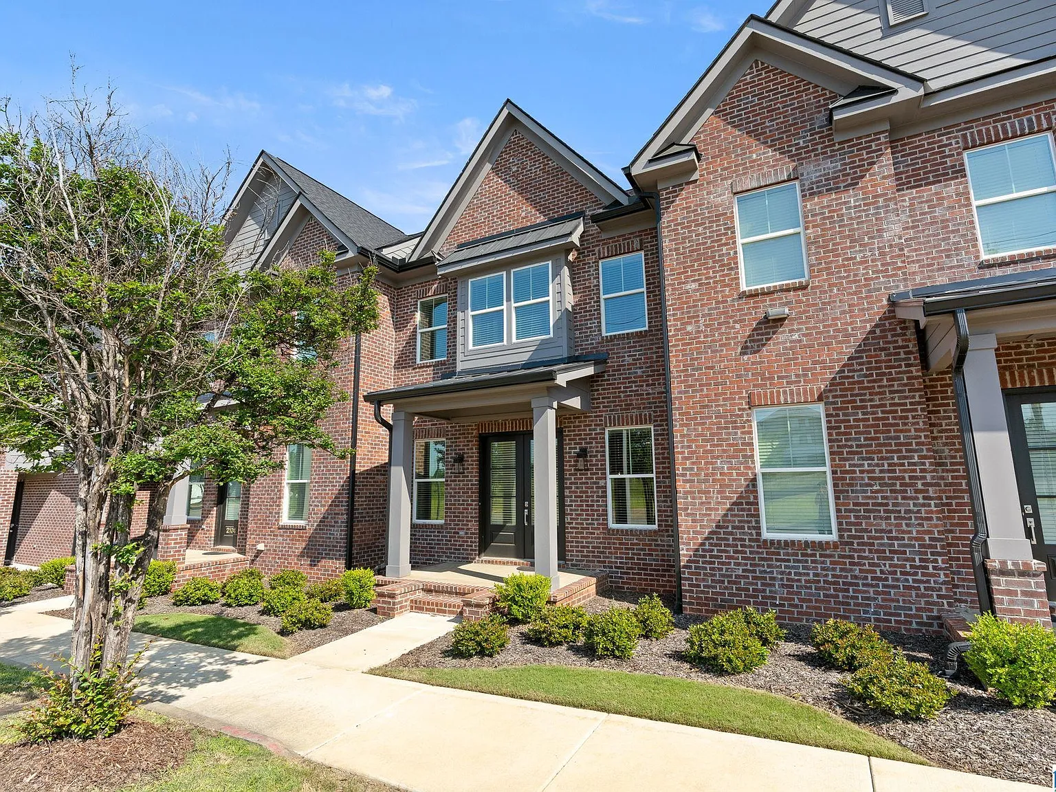 3 bed, 3.5 bath, 1792 sqft, $2,500 — Photo 2
