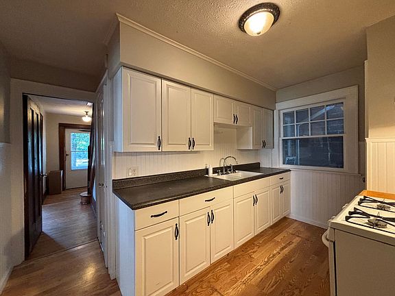 5th image of 1074-1076 S Clinton Ave S