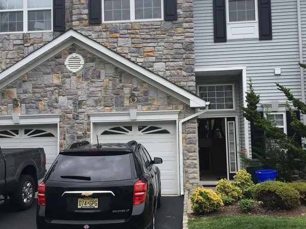 31 Capica Ct, Laurence Harbor, NJ 08879