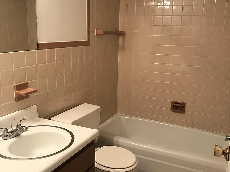 140 Lynwood Mnr #10 — Photo 5