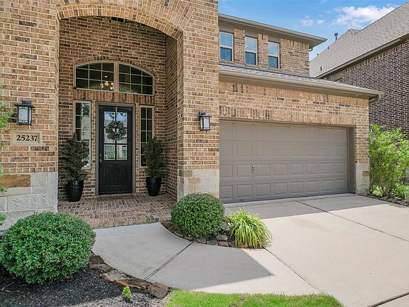 2nd image of 25237 Forest Ledge Dr