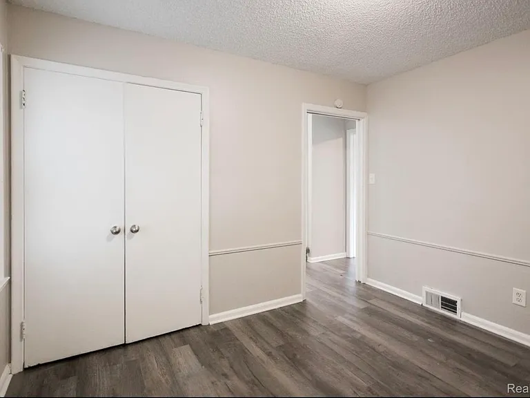 17136 Birchcrest Dr — Photo 9