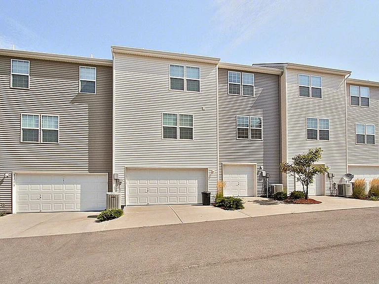 Parkway Oaks Townhomes and Duplexes — Photo 7