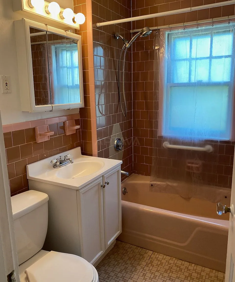 Davis Square / Ball Square area, 2 bedroom, 1 bathroom apartment — Photo 2