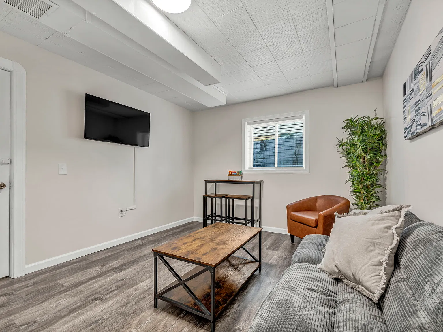 69 Prospect Basement - Fully Furnished Private Basement Suite — Photo 3