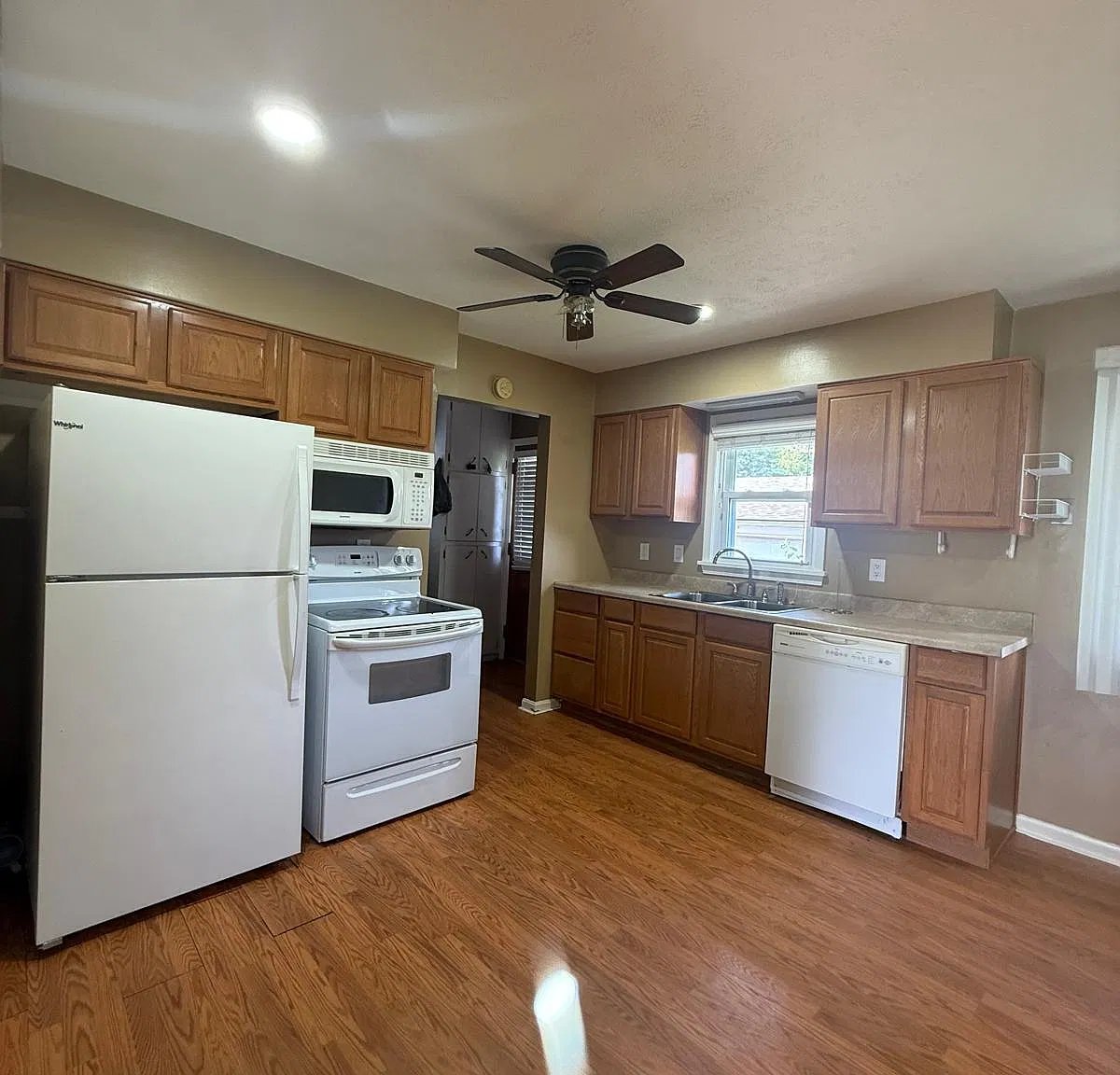 3 bed, 1.0 bath, 1050 sqft, $1,850 — Photo 4