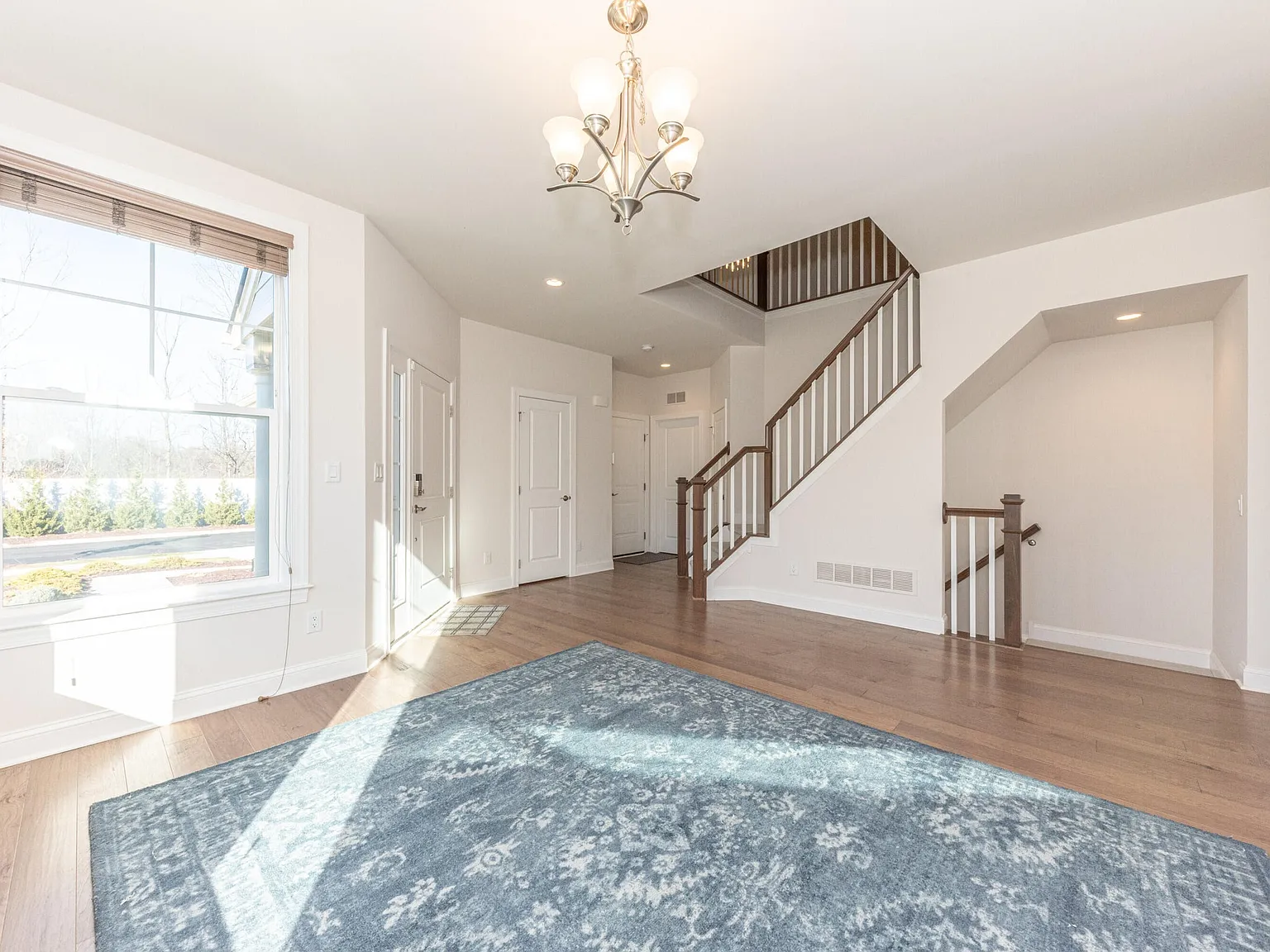3 bed, 2345 sqft, $3,300 — Photo 2