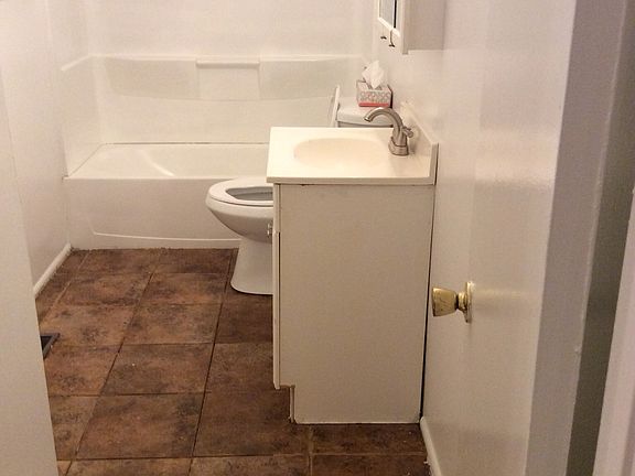 Bathroom (upper level)