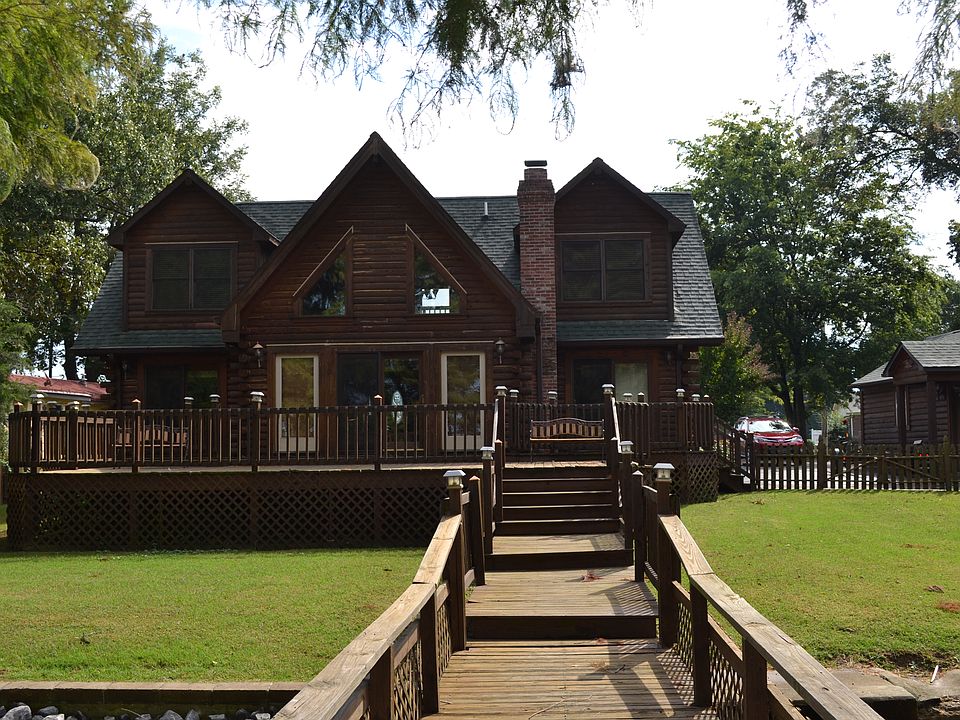 Back of house toward water