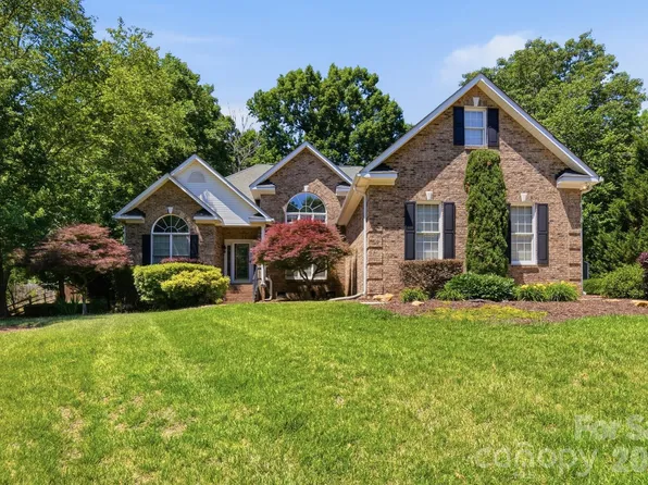 2640 Willowbrook Dr, Matthews, NC 28104