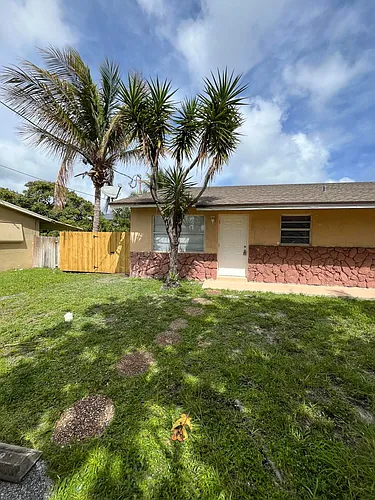1045 Miami Blvd Photo 1