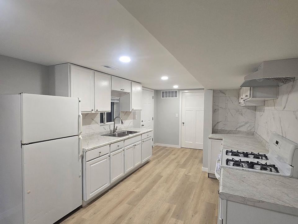 1st image of 1444 N Avers Ave #B