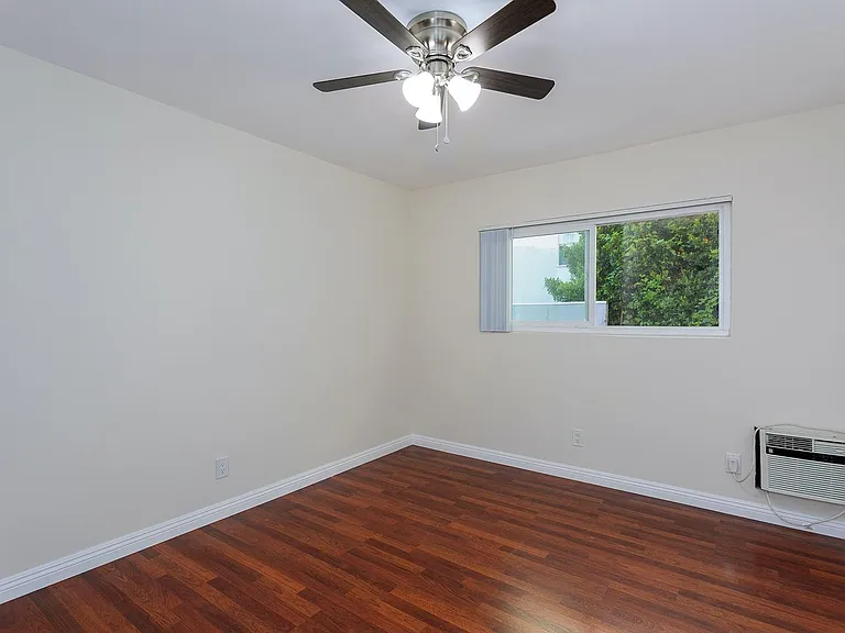 488 E Washington Blvd — Photo 15