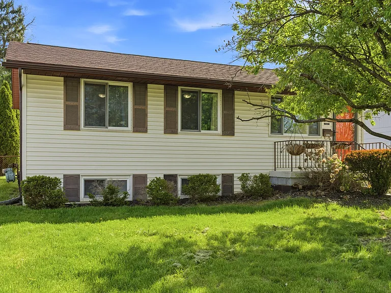 2059 Shawbury Ct W — Photo 3