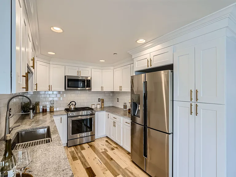 Brand new kitchen with soft-close drawers & stainless steel gas range