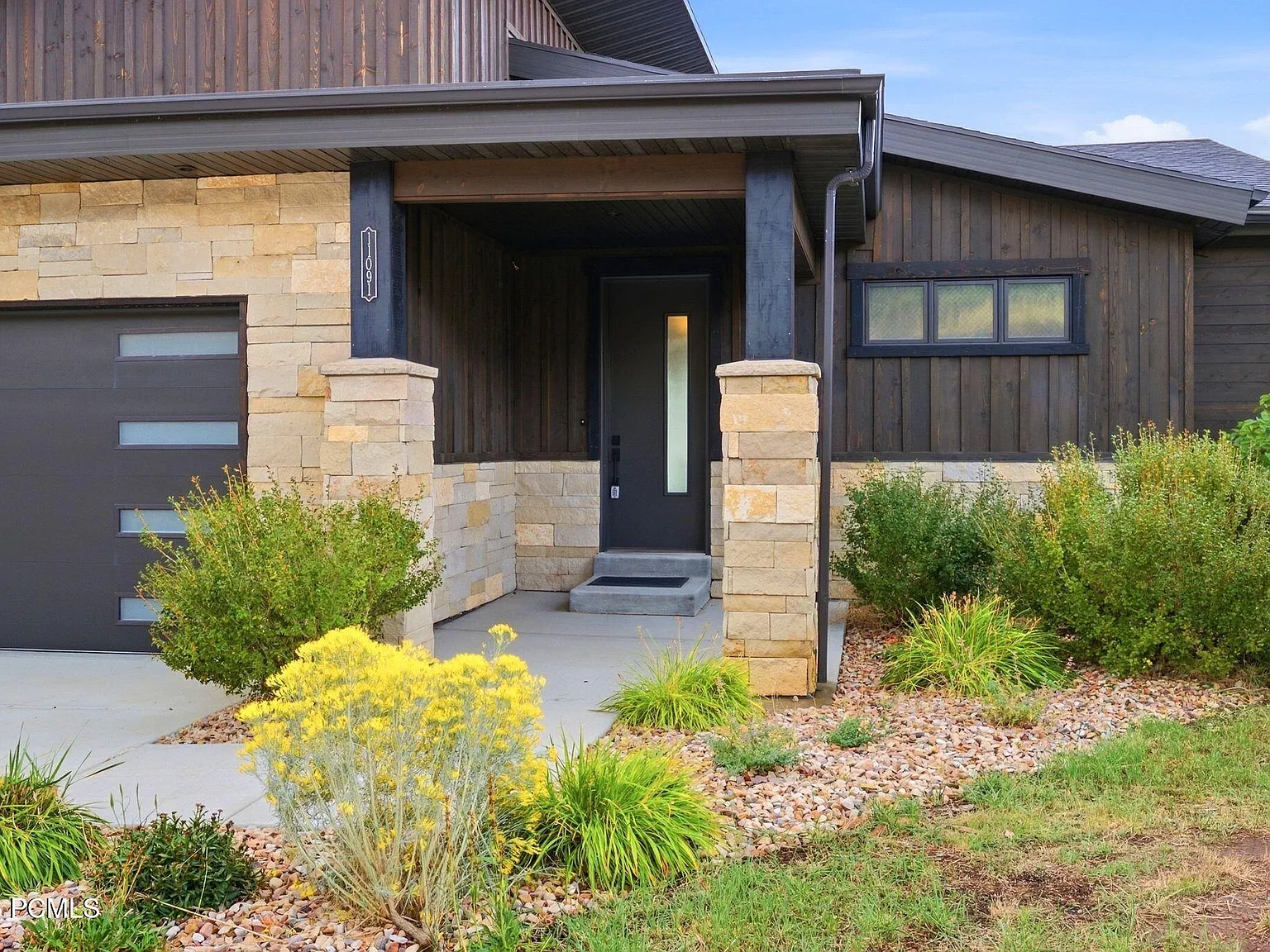 4 bed, 3.5 bath, 3500 sqft, $7,000 — Photo 1