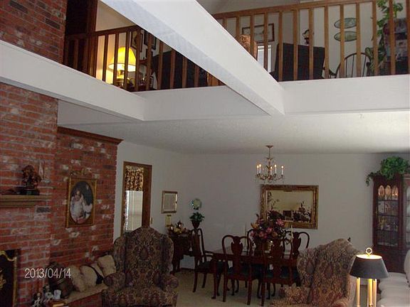 3rd image of 219 W Hillcrest Ln
