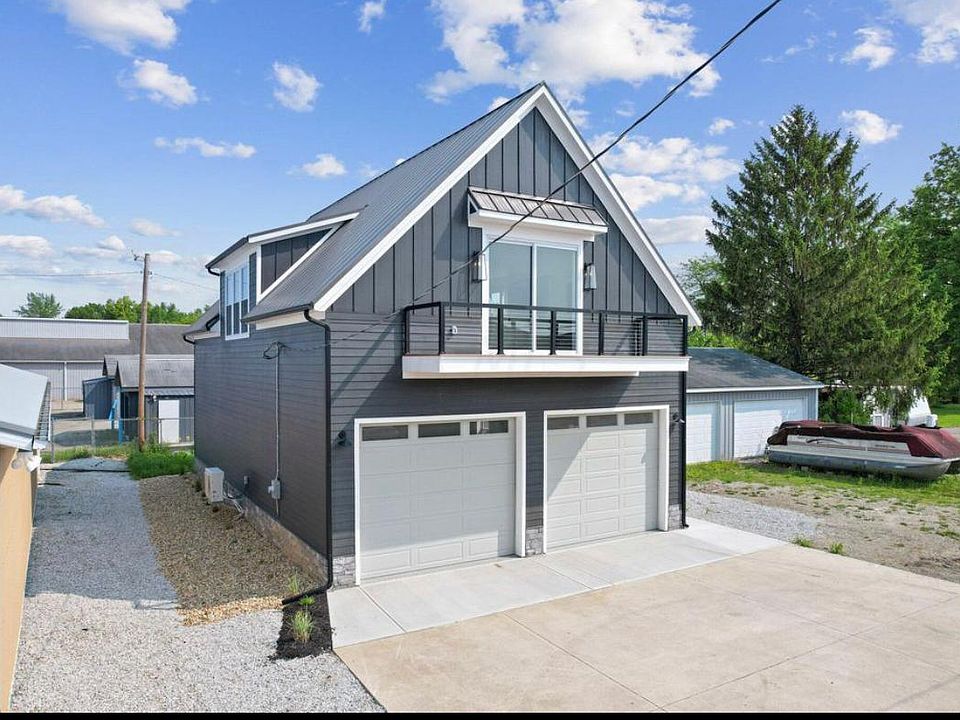 Brand new 2nd story studio apartment with private entrance above shared garage