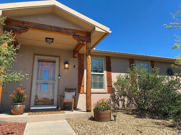 4 Stagecoach Trl, La Luz, NM 88337