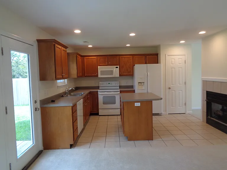 4008 Meadow View Dr — Photo 6