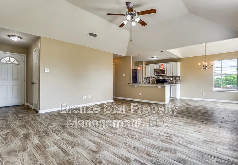 722 Seneca Dr — Photo 2