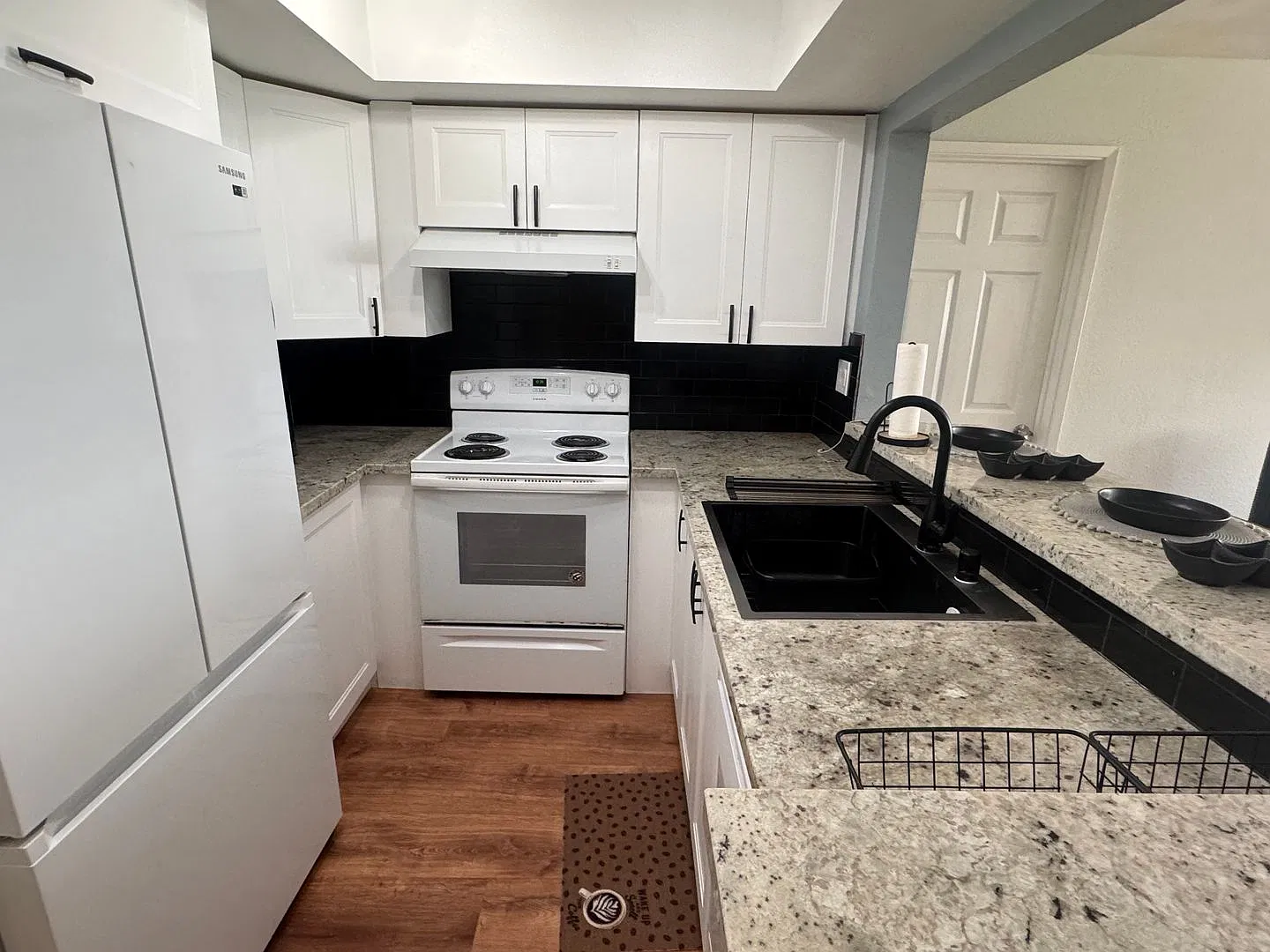 Beautifully updated 2-bedroom condo close to shopping and public transportation — Photo 2