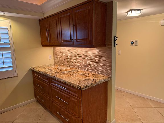 4th image of 3930 Oaks Clubhouse Drive #408