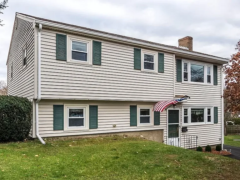 170 Ravenswood Rd — Photo 2