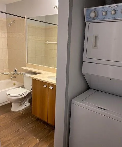 1385 Crystal Way #L — Photo 9