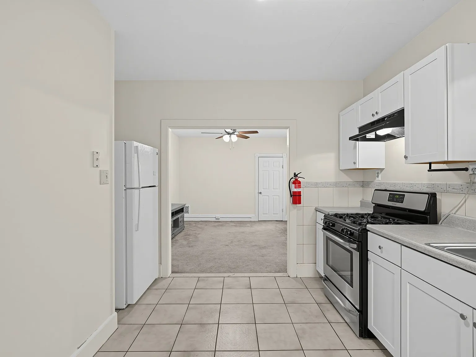 Large 3 Bed 1 Bath With Washer/Dryer Pet Friendly — Photo 1