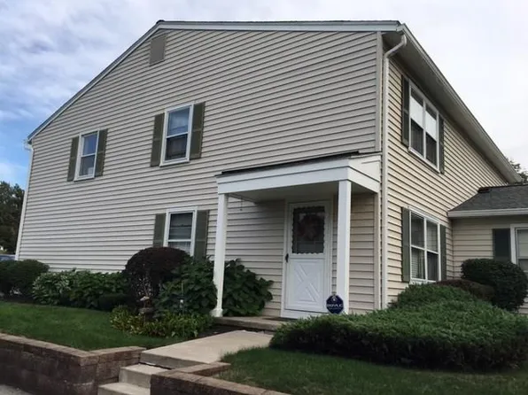24 Arrowhead Way S, Fairport, NY 14450