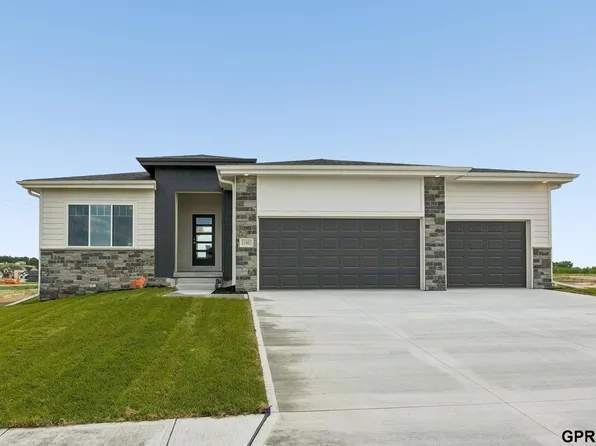 21907 McClellan Dr, Gretna, NE 68028