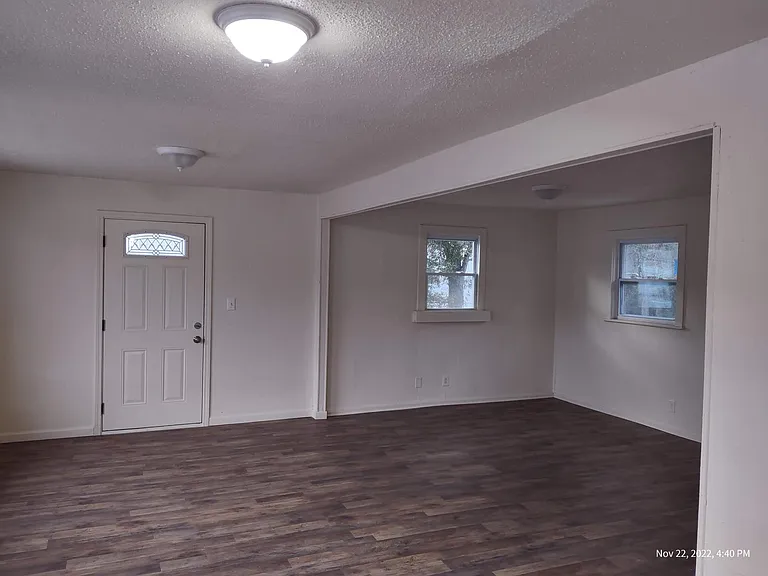1020 S Main St NE — Photo 18