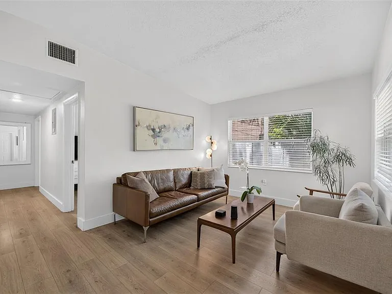 1822 Canton St — Photo 5