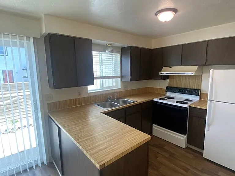 1216 S Juniper St — Photo 2