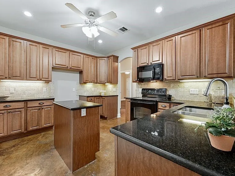 200 Oak Hollow Ln — Photo 21