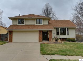 604 Oak Ridge Rd, Papillion, NE 68046