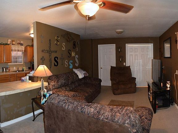 2nd image of 410 W Pecan Ave