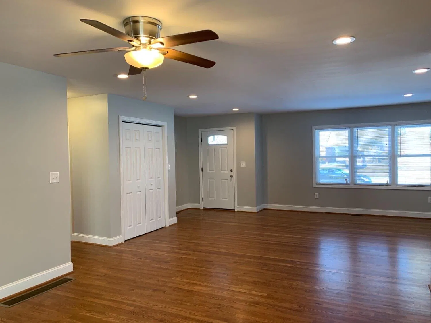 4 bed, 2.0 bath, 2598 sqft, $2,400 — Photo 3