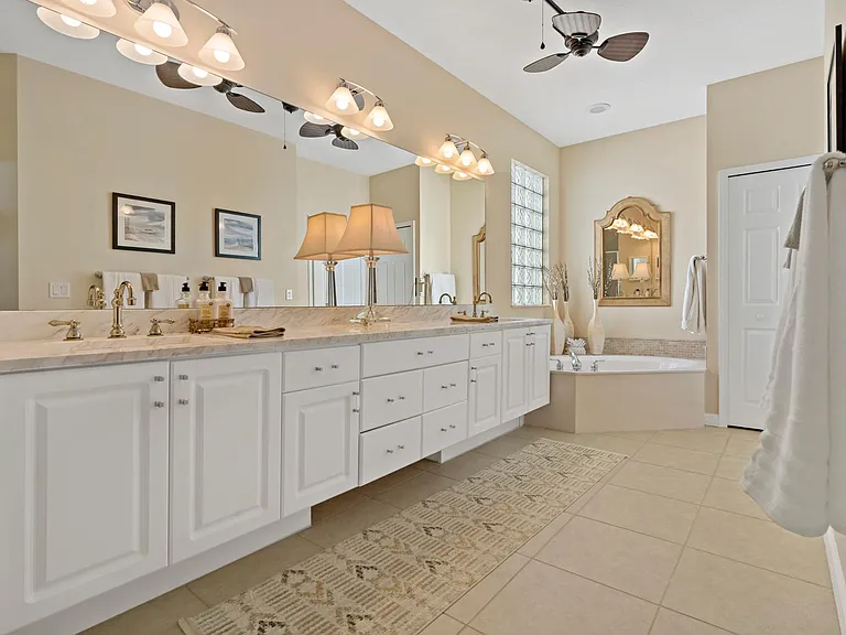 2140 N Maiden Ln — Photo 18