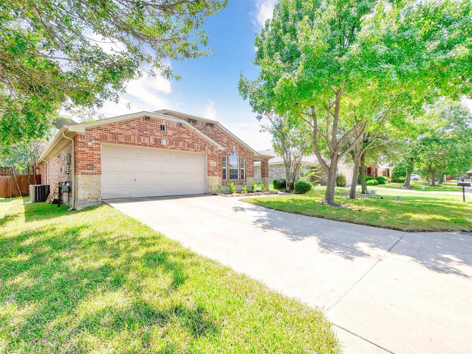 3 bed, 2.0 bath, 2178 sqft, $2,395 — Photo 2