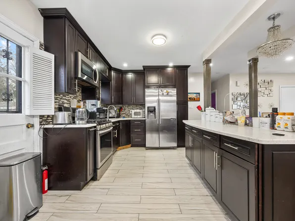 32-30 Anchor Drive image 2 of 33