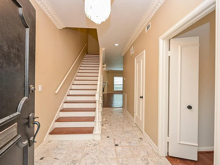 573 N Post Oak Ln — Photo 4