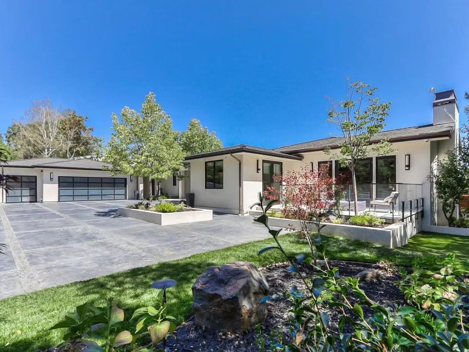 2nd image of 85 Reservoir Rd