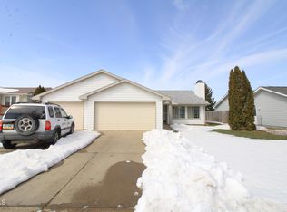 1424 Cottonwood Ave SW, Minot, ND 58701
