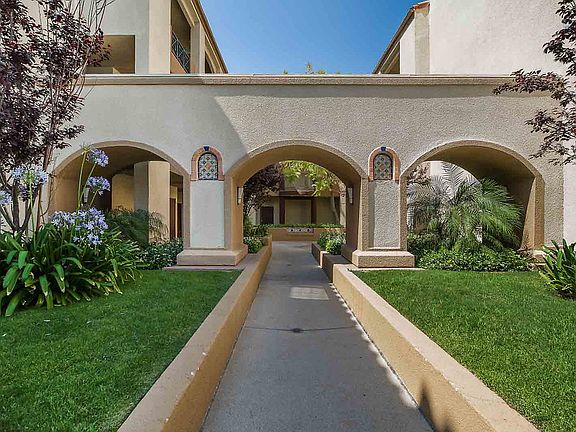 2nd image of 15506 Moorpark St #2228764