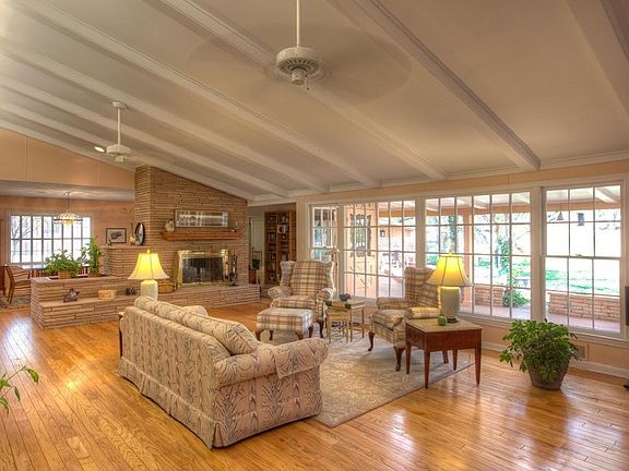 Living Area 1 w/fireplace - 28'x17'