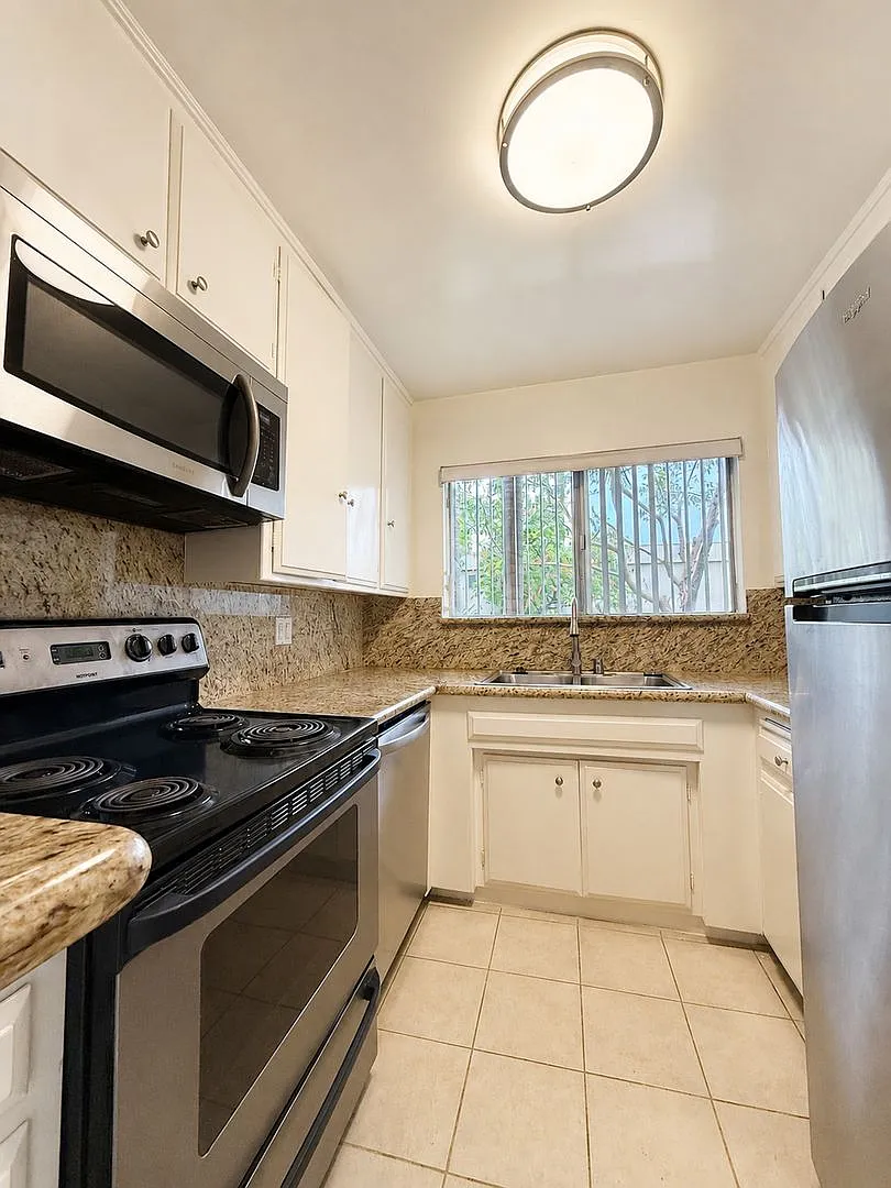1030 N Harper Ave. — Photo 4